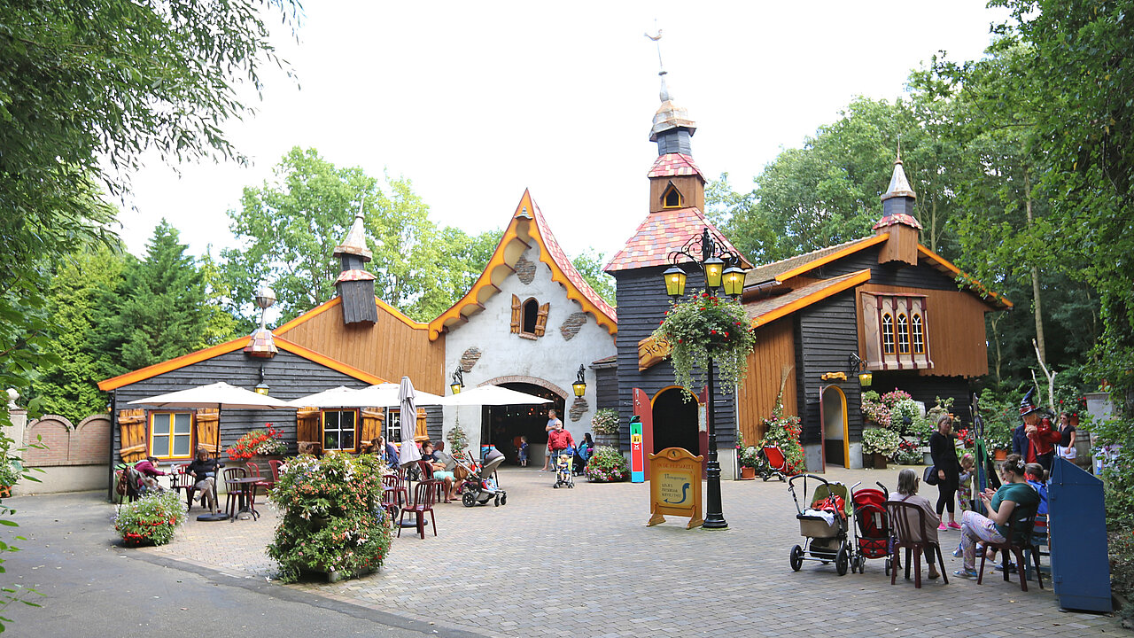Het attractiegebouw van de Hekspeditie in Sprookjeswonderland