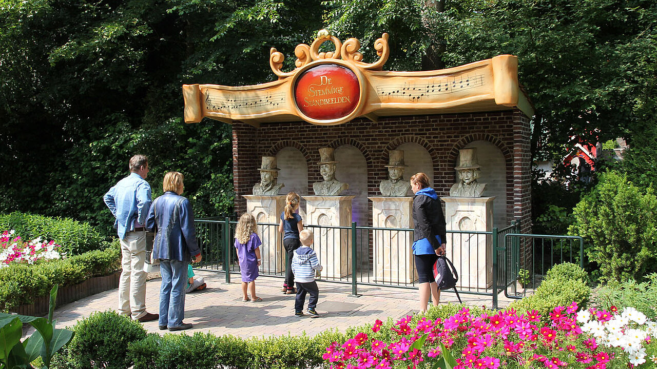De Stemmige Standbeelden in Sprookjeswonderland