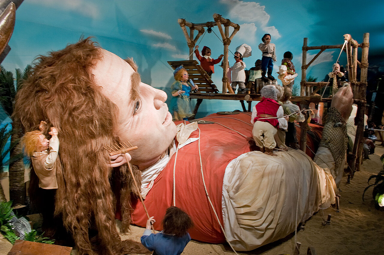 Scheepsarts Gulliver is vastgebonden door de eilandbewoners